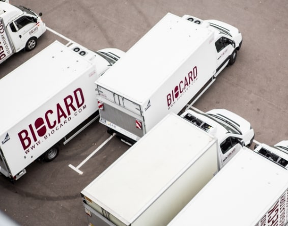 Грузовик компании Biocard начинает грузоперевозку с соблюдением температурного режима, уезжает от фармацевтического склада