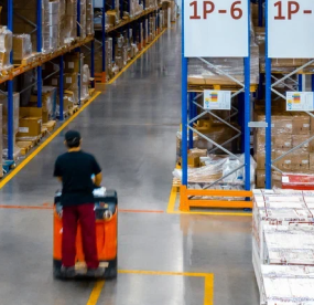 Грузчик фармацевтического склада работает на штабелере. Biocard - перевозки грузов с температурным режимом по РФ, миру