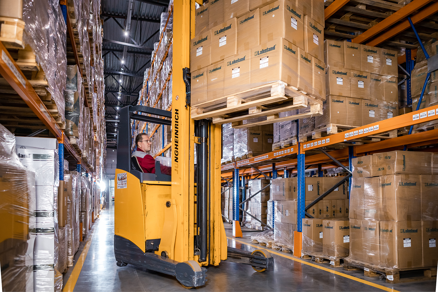 Кладовщик работает на штабелере на температурном складе Biocard в Москве. Заказать услуги хранения на холодном складе. Аренда